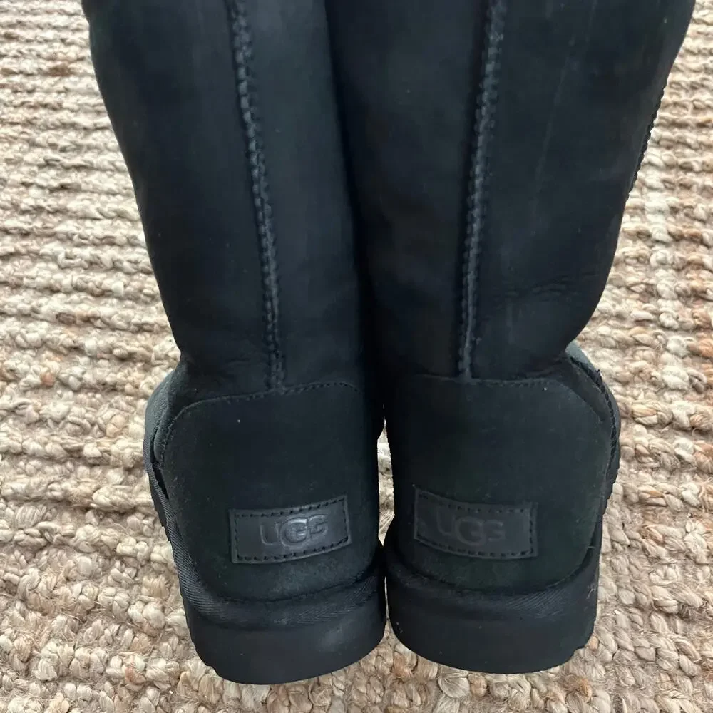 UGG Classic Short II Black Sheepskin Boots Women’s Size 10 1016223 EUC